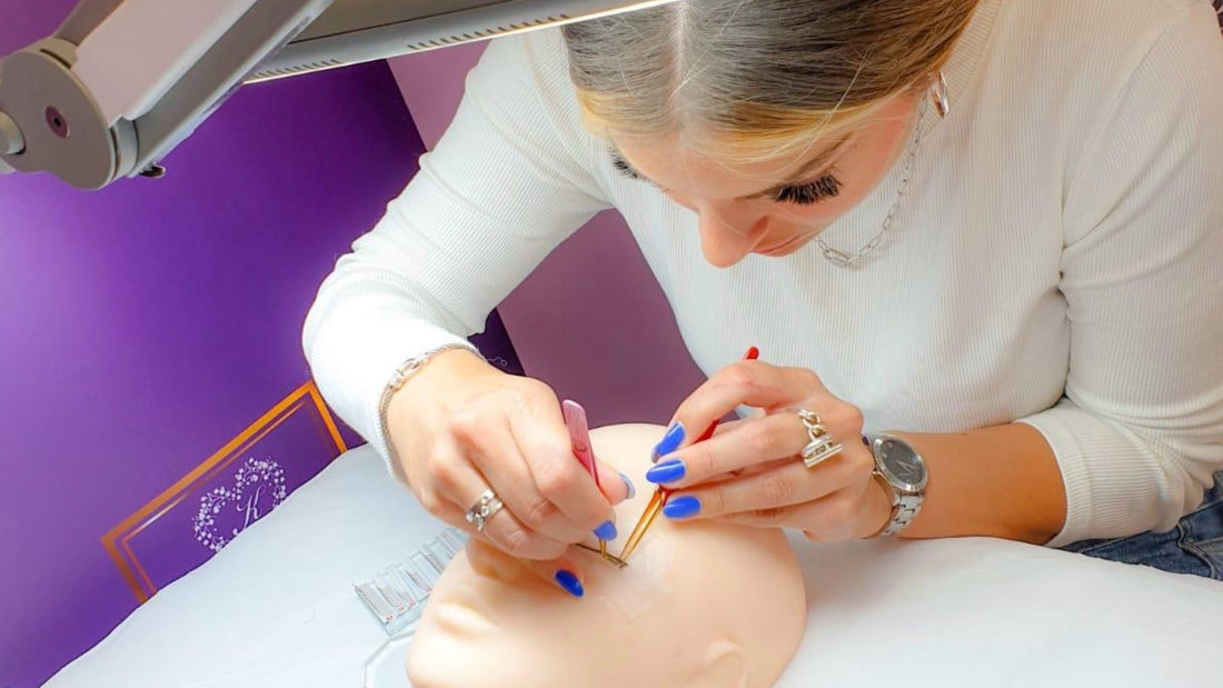 Techniques d’Extensions de Cils : Quelle Formation Choisir pour Débuter ?